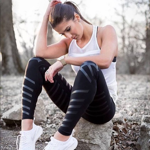 ALO YOGA Airbrush Lineal Diagonal Stripe Leggings in Black - Picture 4 of 12